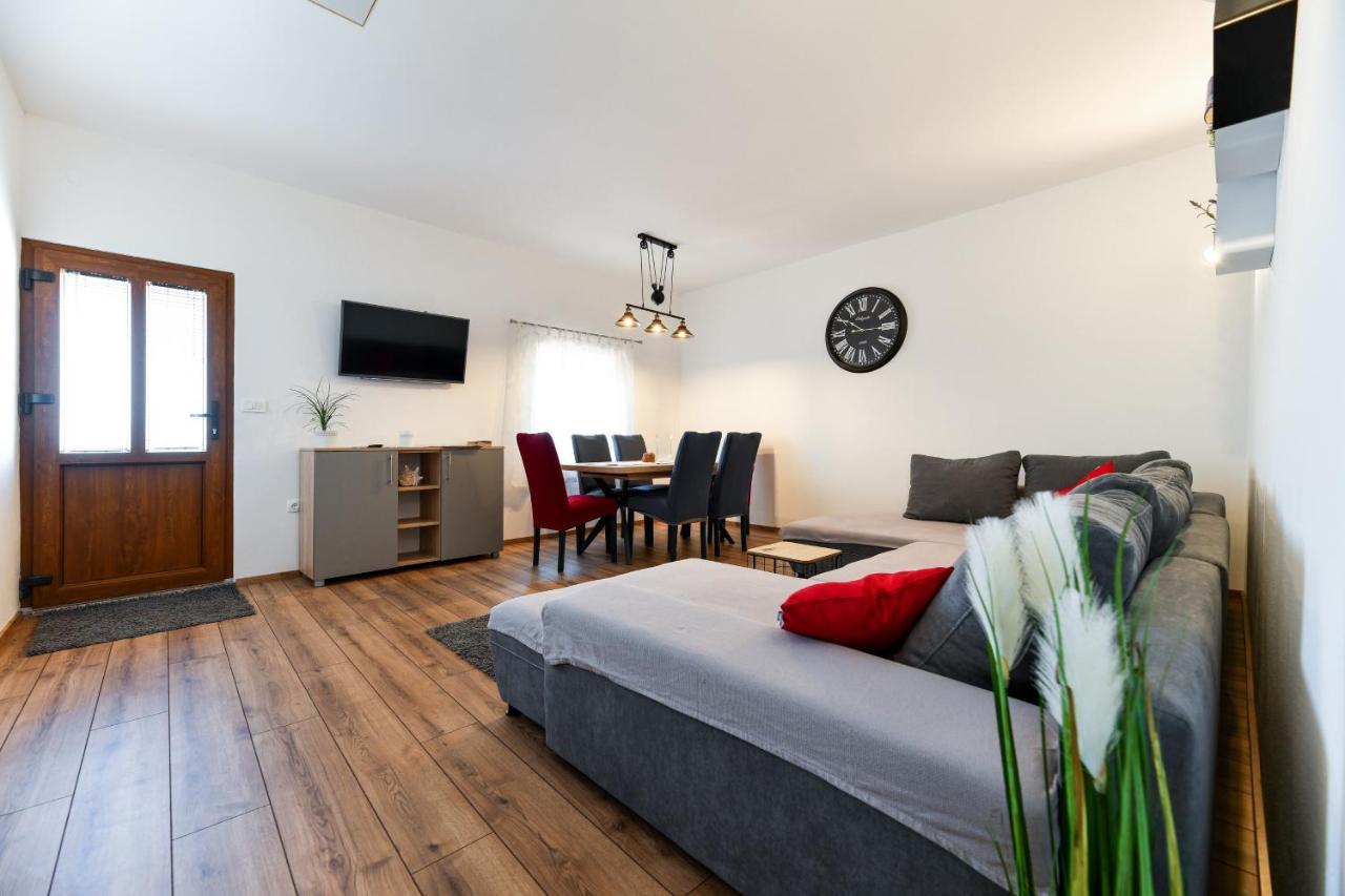 Holiday Home Skevini Dvori Starigrad Paklenica Esterno foto